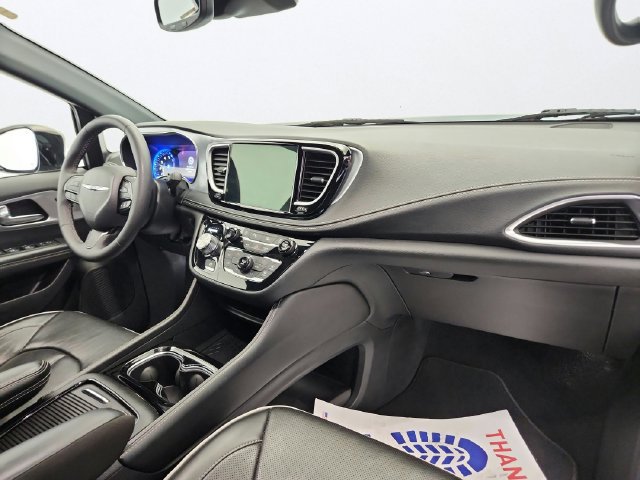 Used 2025 Chrysler Pacifica Limited FWD image 32