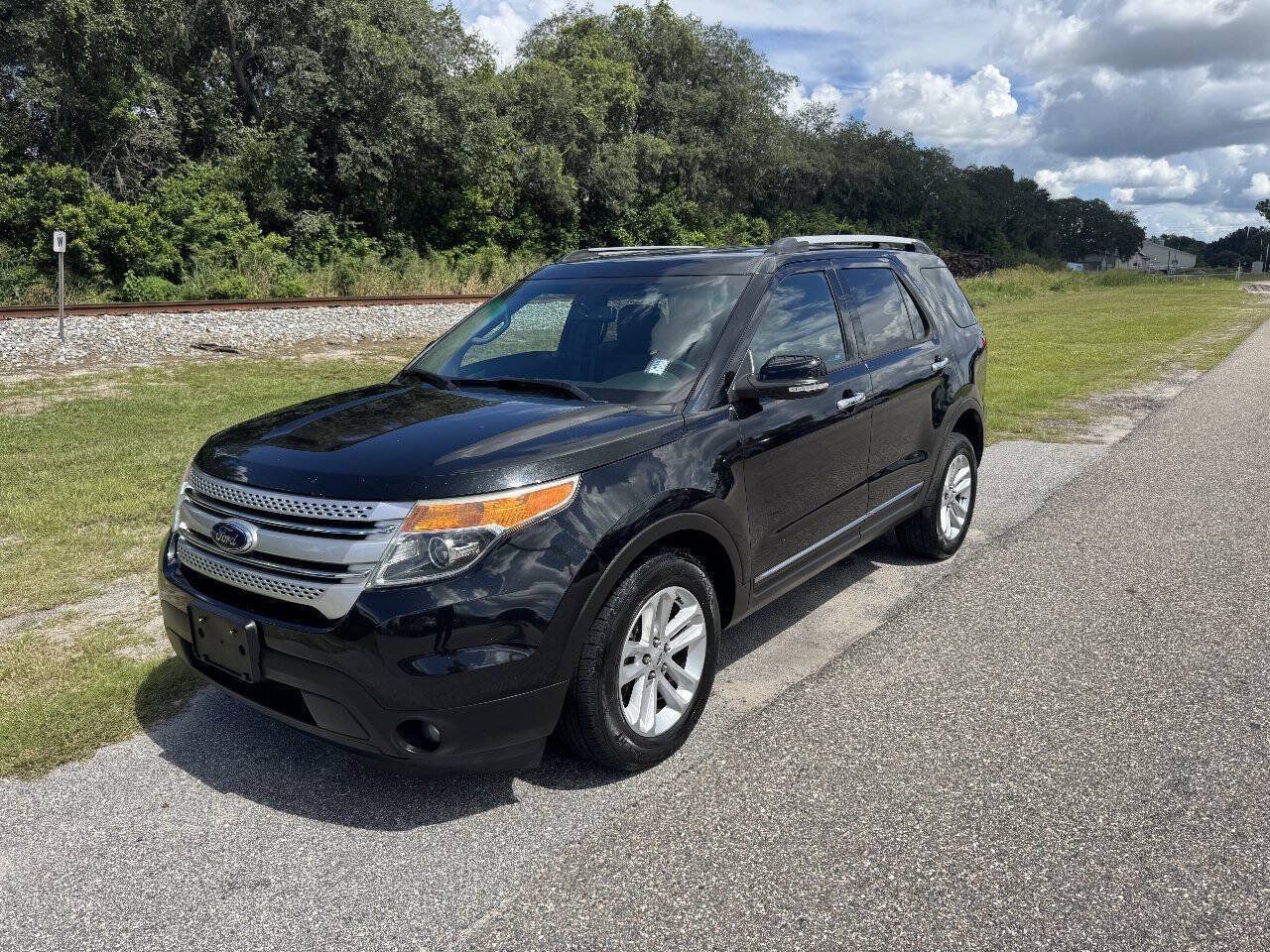 Used 2014 Ford Explorer XLT w/ Equipment Group 202A AWD/4WD image 1
