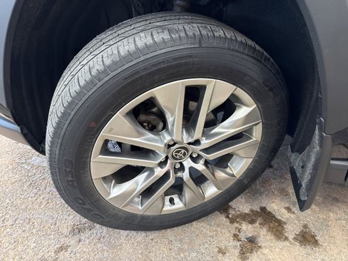 Used 2022 Toyota RAV4 XLE Premium image 4