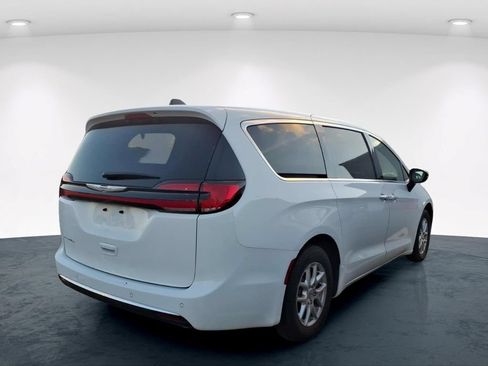 Used 2024 Chrysler Pacifica Touring-L FWD image 13