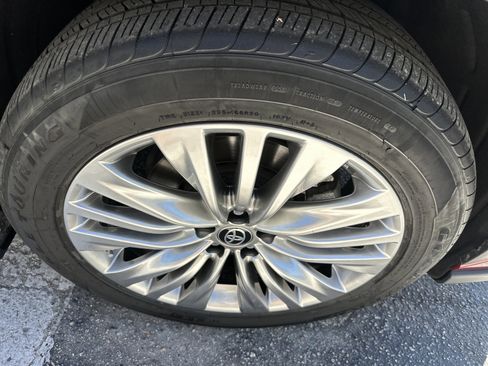 Used 2024 Toyota Highlander Platinum image 6