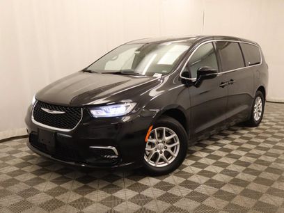 Used 2025 Chrysler Pacifica Select