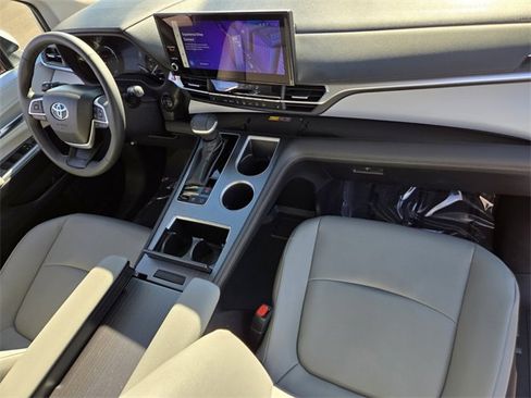 Used 2025 Toyota Sienna XLE image 19