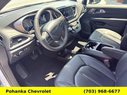 Used 2025 Chrysler Pacifica Select FWD image 21