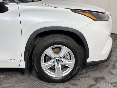 Used 2022 Toyota Highlander LE AWD/4WD image 12