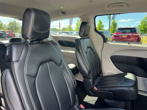 Used 2024 Chrysler Pacifica Touring-L FWD image 24