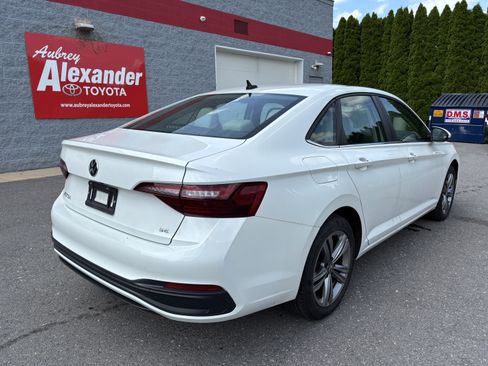Used 2024 Volkswagen Jetta SE FWD image 3