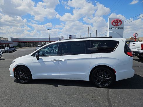Used 2025 Chrysler Pacifica Limited FWD image 2