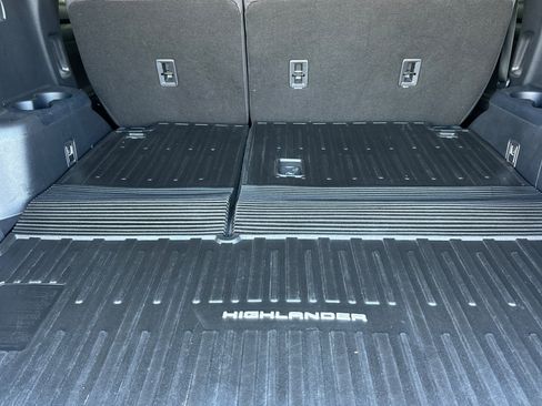 Used 2022 Toyota Highlander LE FWD image 15