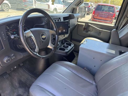 Used 2017 Chevrolet Express 2500 RWD image 11