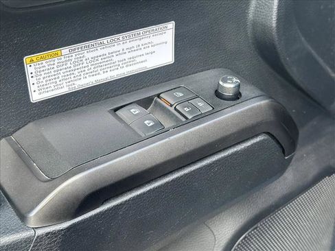Used 2017 Toyota Tacoma SR5 AWD/4WD image 19