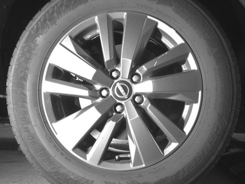 Used 2025 Nissan Pathfinder SV image 15