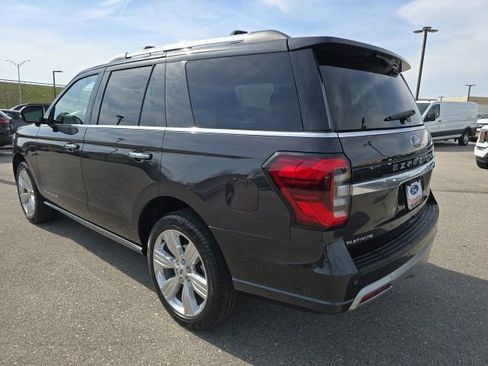 Used 2024 Ford Expedition Platinum image 3