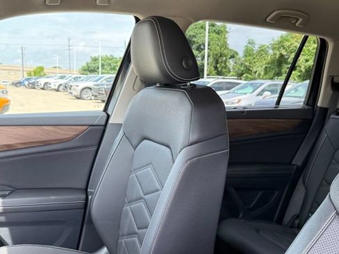 Used 2025 Volkswagen Atlas SE FWD image 13