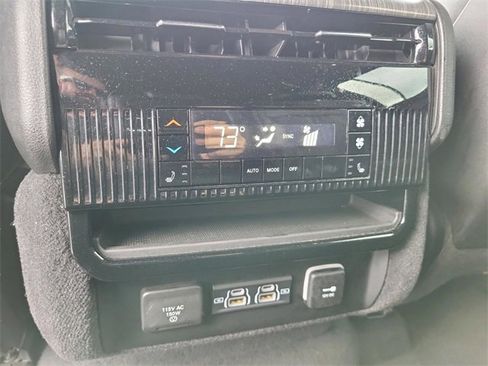 Used 2023 Jeep Wagoneer Series III w/ Preferred Equipment Group image 17