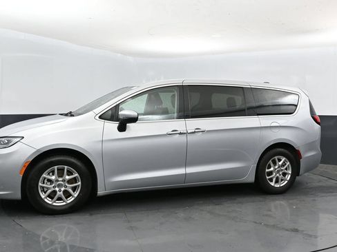 Used 2023 Chrysler Pacifica Touring-L FWD image 9