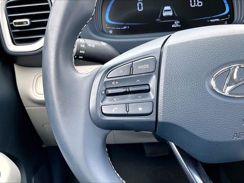 Used 2024 Hyundai Venue Limited FWD image 18