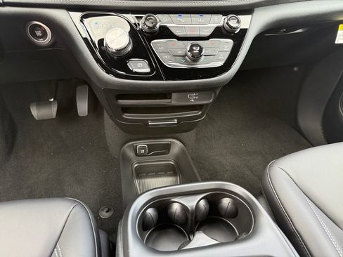 New 2026 Chrysler Pacifica Select image 13