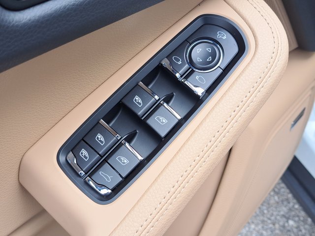 Used 2026 Porsche Macan AWD/4WD image 25