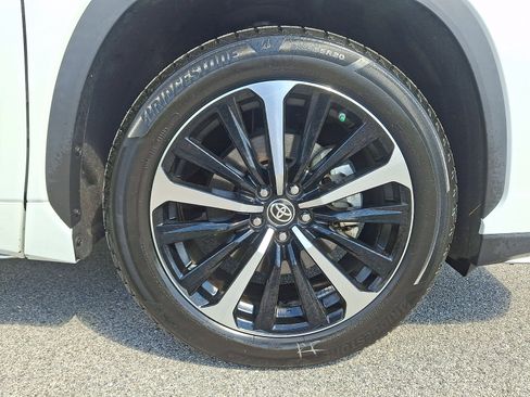 Used 2022 Toyota Highlander XSE FWD image 10