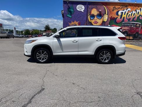 Used 2019 Toyota Highlander XLE AWD/4WD image 2
