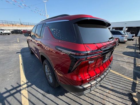 Used 2024 Chevrolet Traverse LT FWD image 3