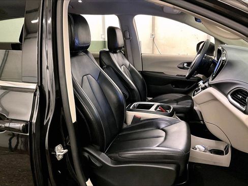 Used 2023 Chrysler Pacifica Touring-L image 7