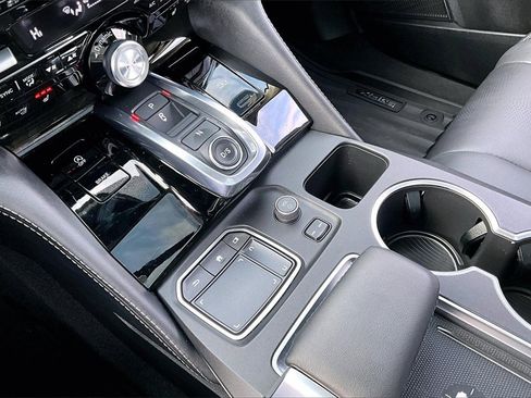 Used 2024 Acura MDX SH-AWD w/ Advance Package image 16