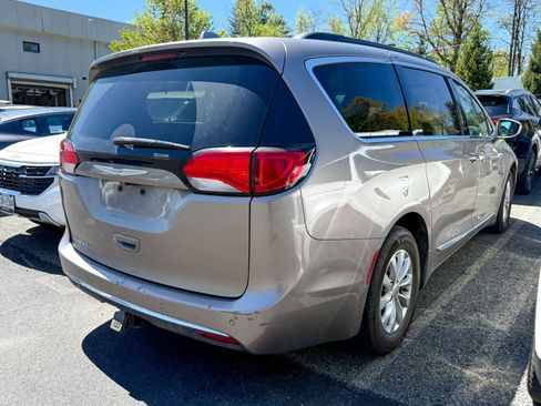 Used 2017 Chrysler Pacifica Touring-L FWD image 5