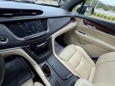 Used 2017 Cadillac XT5 Luxury w/ Driver Awareness Package image 19