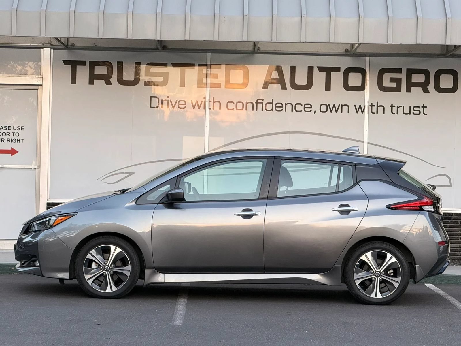 Used 2021 Nissan Leaf SV FWD image 3