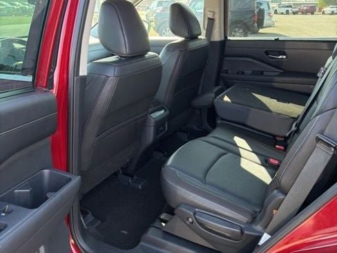 Used 2025 Nissan Pathfinder SL image 11
