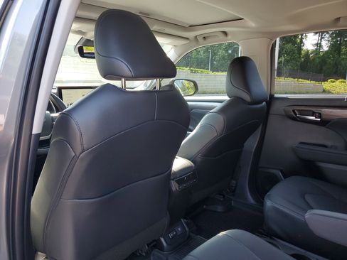 Used 2026 Toyota Highlander Limited AWD/4WD image 11