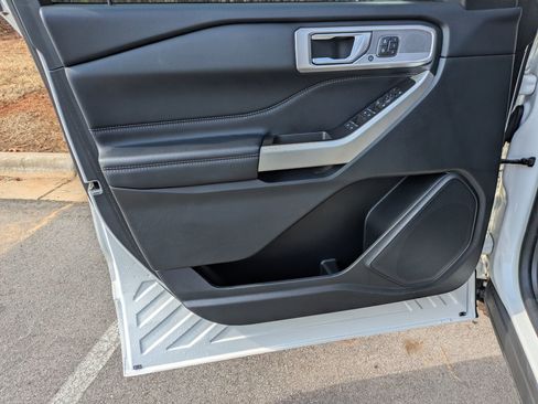 Certified 2022 Ford Explorer Limited w/ Equipment Group 301A image 10