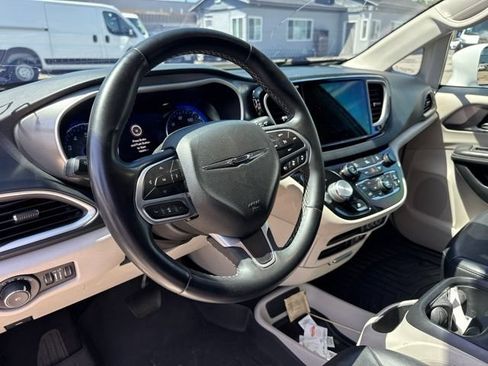 Used 2022 Chrysler Pacifica Touring-L FWD image 10