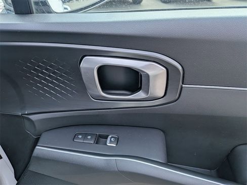 Used 2024 Kia Sorento S image 27
