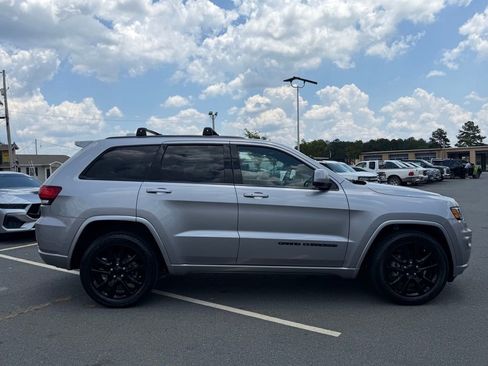 Used 2018 Jeep Grand Cherokee Altitude RWD image 2