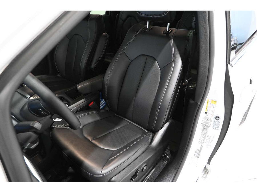 Used 2025 Chrysler Pacifica Select FWD image 14