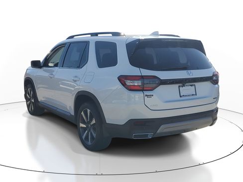 Certified 2025 Honda Pilot Touring image 4