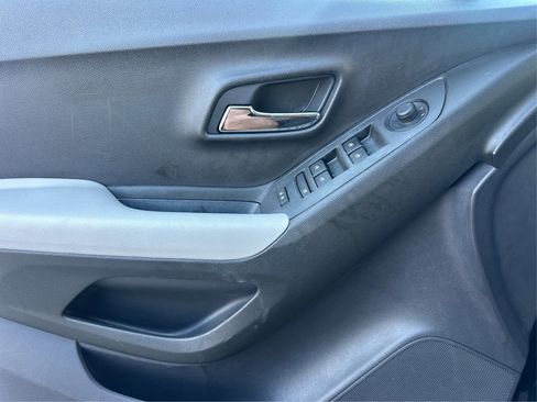 Used 2019 Chevrolet Trax LS w/ LPO, Protection Package FWD image 28