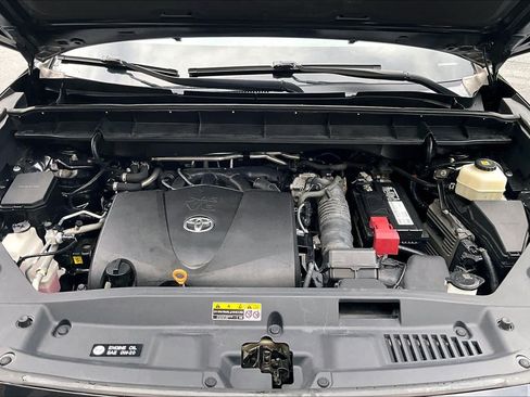 Used 2021 Toyota Highlander XLE AWD/4WD image 32