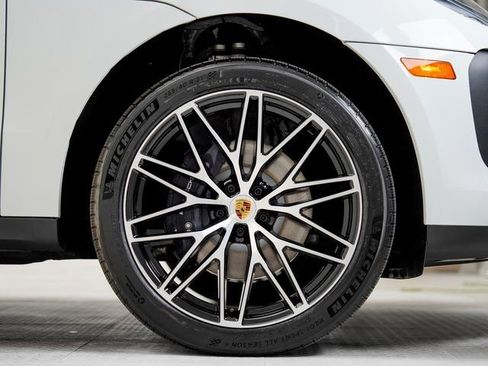 Certified 2025 Porsche Macan image 32