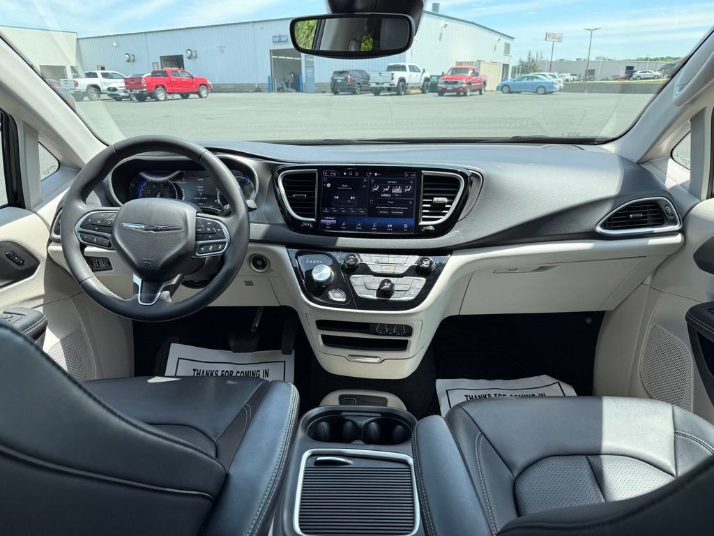 Used 2024 Chrysler Pacifica Touring-L FWD image 14