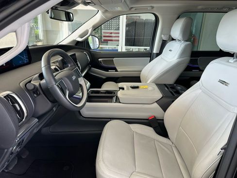 Certified 2025 Ford Expedition Platinum AWD/4WD image 19
