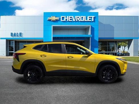 Used 2024 Chevrolet Trax ACTIV w/ Driver Confidence Package FWD image 2