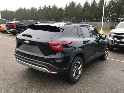 Used 2025 Chevrolet Trax LT image 2