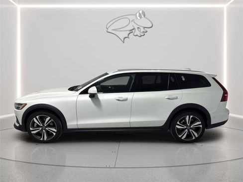 Used 2025 Volvo V60 B5 Cross Country Plus AWD/4WD image 2