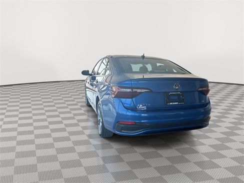 Used 2024 Volkswagen Jetta SE image 9