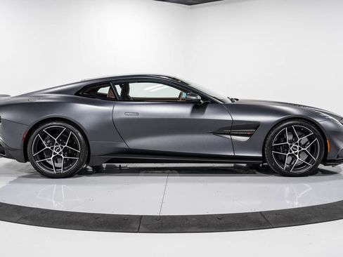 Used 2025 Aston Martin Vanquish image 2