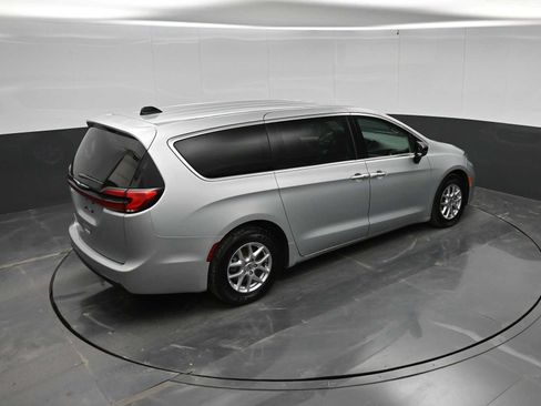 Used 2024 Chrysler Pacifica Touring-L FWD image 36